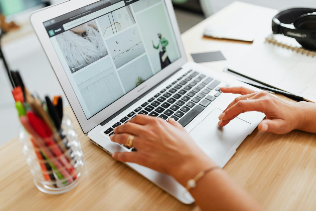 Entrepreneure créative travaillant sur son ordinateur portable pour comparer Wix et WordPress