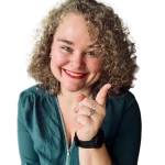 Alice Parault, fondatrice d’APPACOM, souriante, pointe du doigt