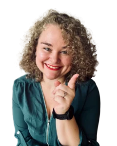 Alice Parault, fondatrice d’APPACOM, souriante, pointe du doigt