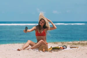 Femme prenant un selfie sur la plage en été