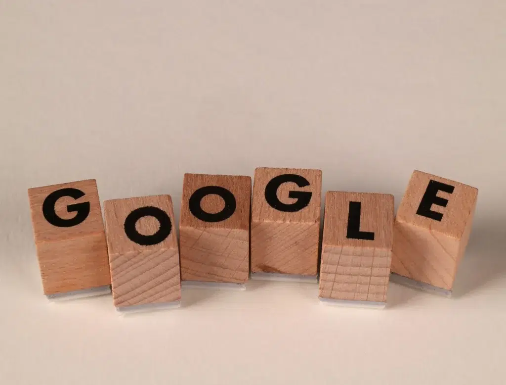 Créer une fiche Google quand on n'a pas de boutique : le guide complet 3 Lettres en bois formant le mot Google