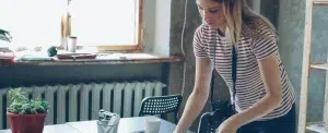 Une créatrice compose une planche d'inspiration pour sa marque sur une grande table