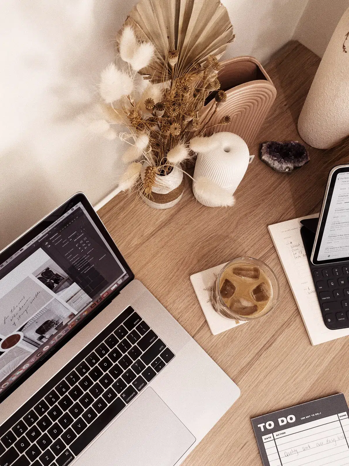 Bureau avec ordinateur portable, tablette et liste de tâches