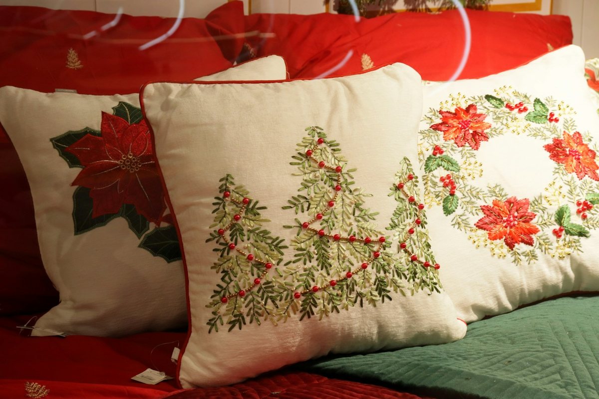Coussins brodés de motifs de Noël
