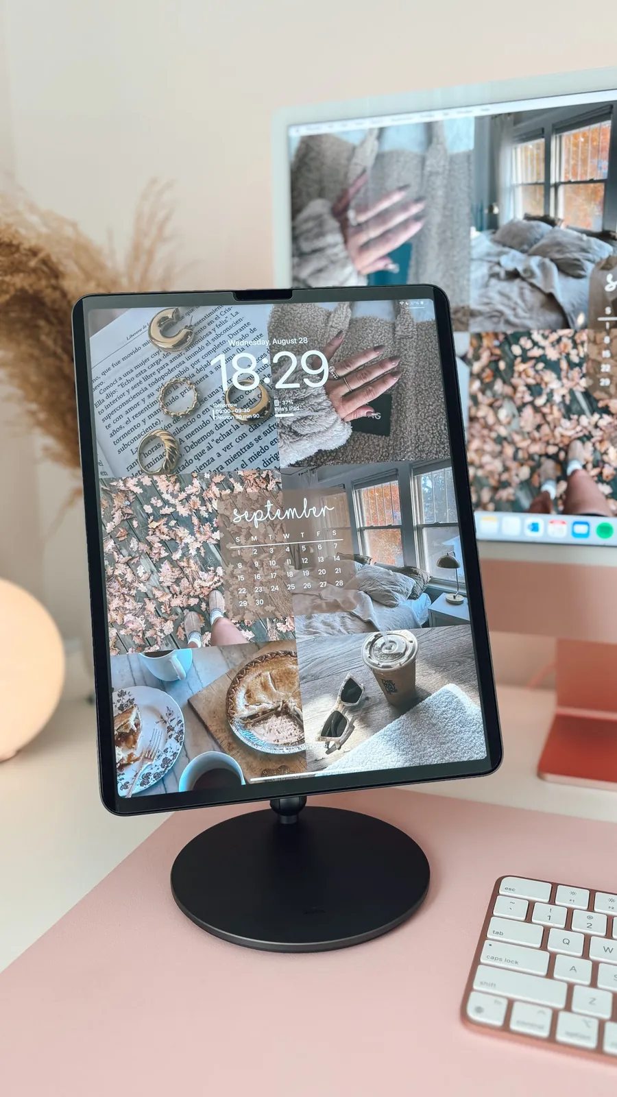 Tablette et clavier sur un bureau rose, organisation du planning