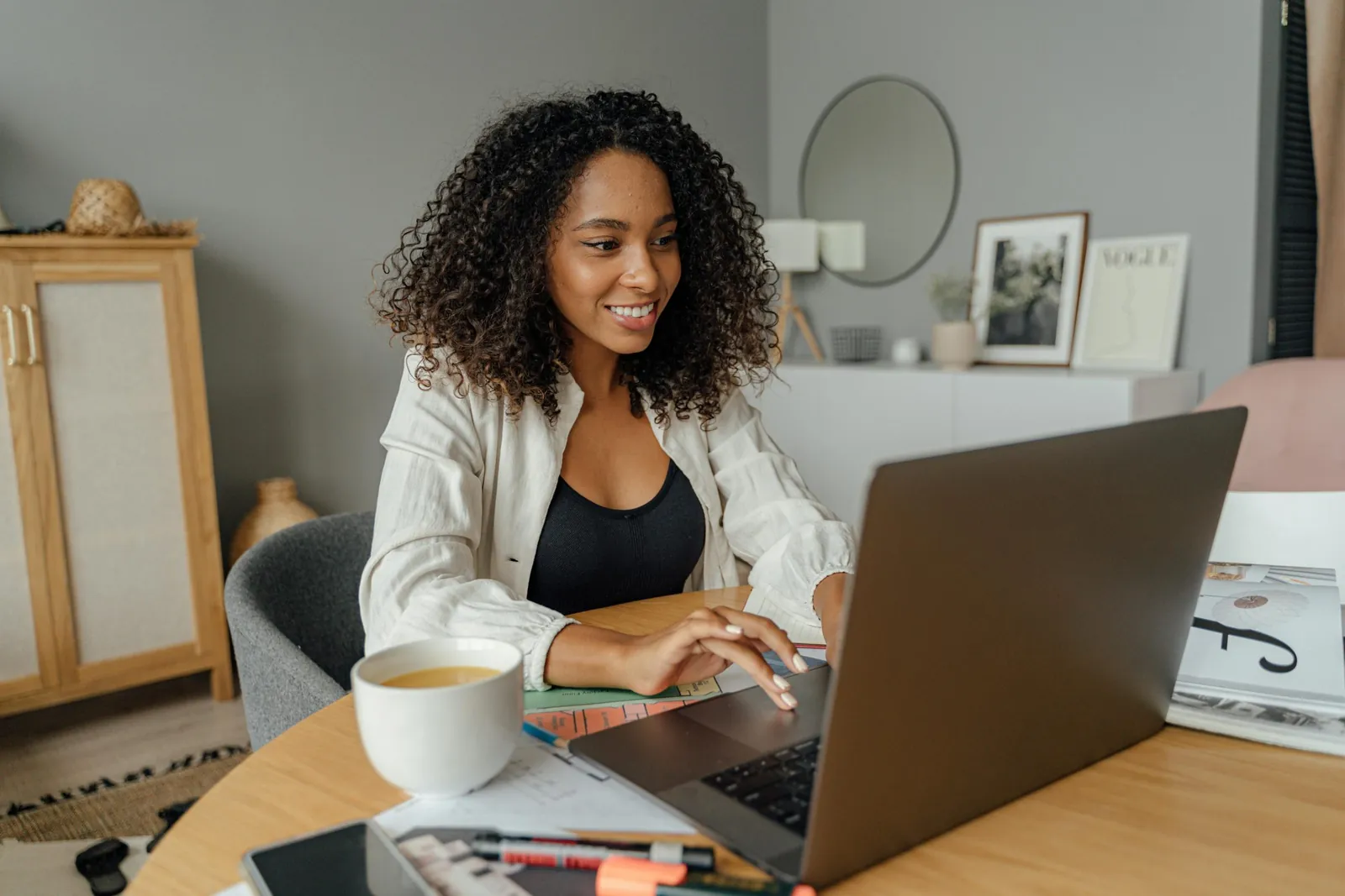 Entrepreneuse souriante travaillant sur son ordinateur