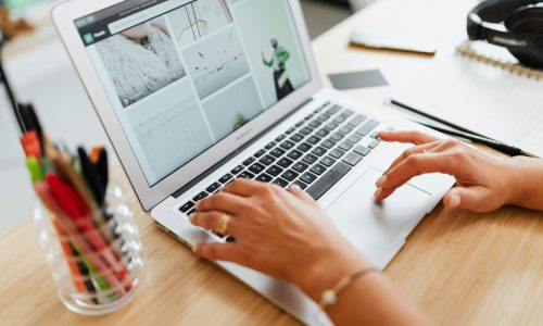 Entrepreneure créative travaillant sur son ordinateur portable pour comparer Wix et WordPress